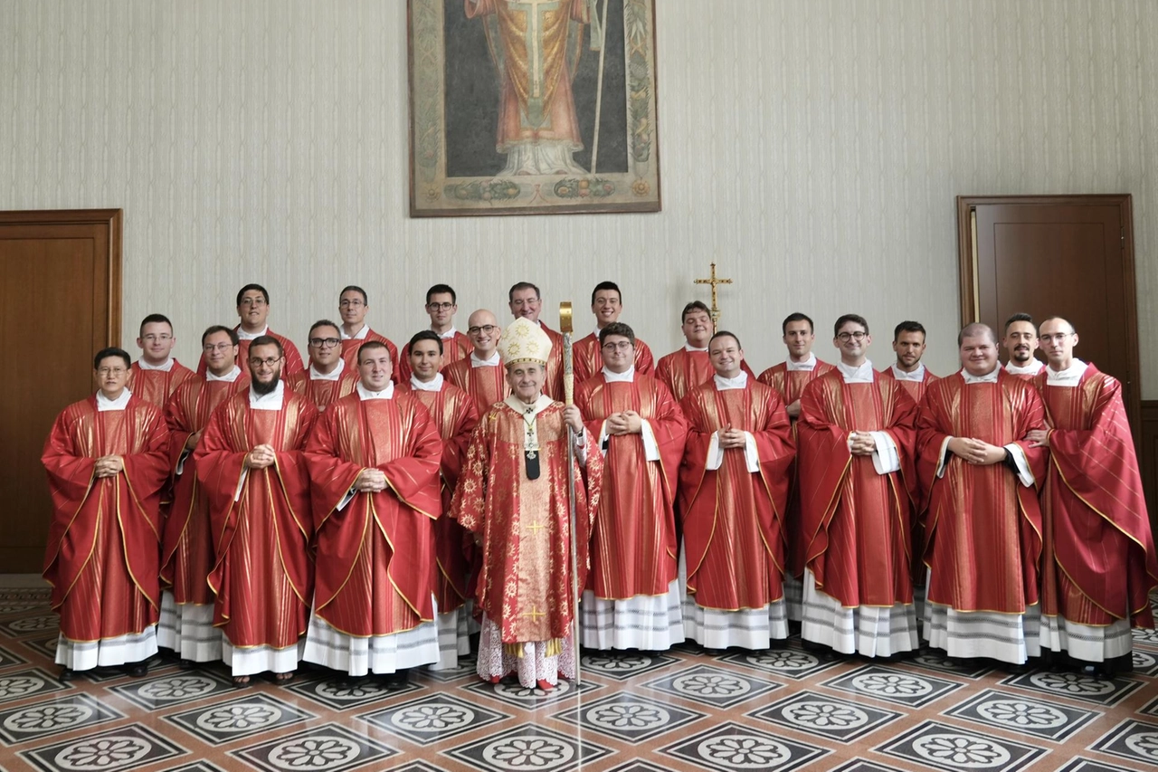 I nuovi sacerdoti "freschi" di ordinazione (nel 2024) assieme all'arcivescovo di Milano Mario Delpini