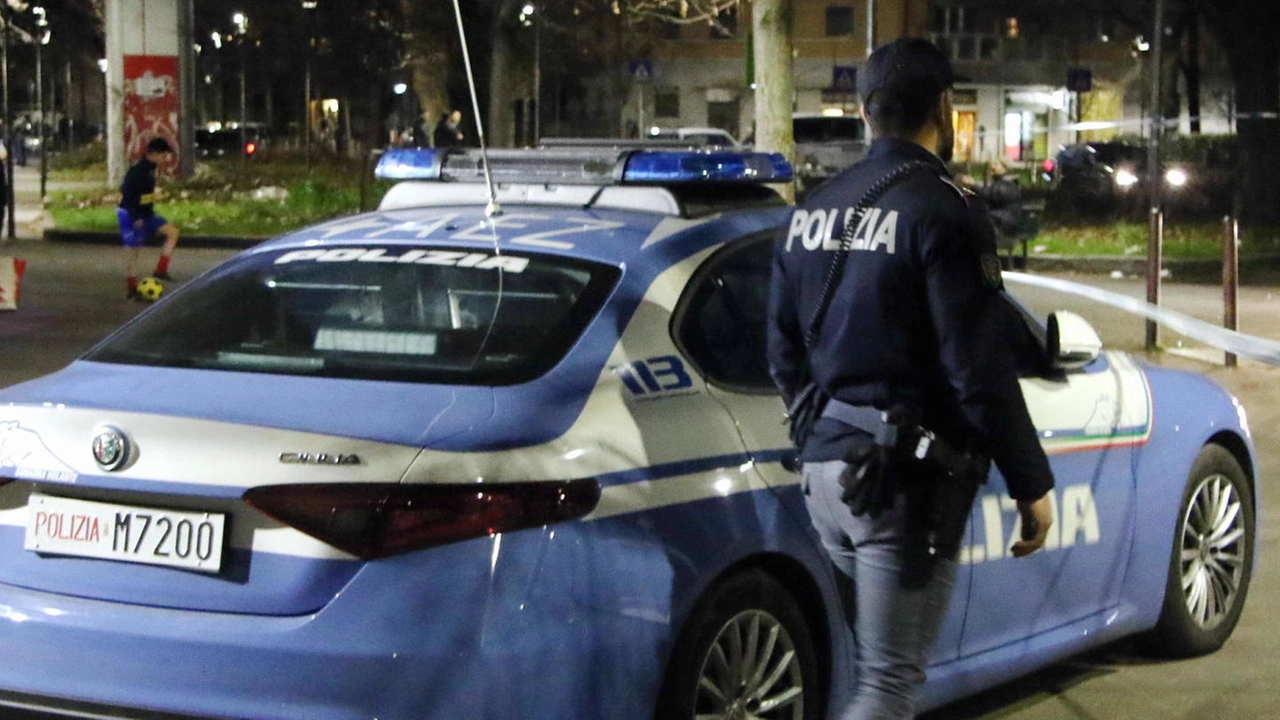 Sul posto sono intervenuti gli agenti della volante (Archivio) Sul posto sono intervenuti gli agenti della volante (Archivio)
