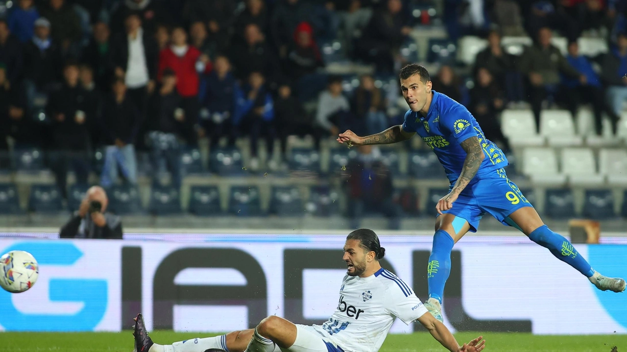 Alberto Dossena (26 anni, Como) non evita il gol di Pietro Pellegri (23 anni, Empoli) Alberto Dossena (26 anni, Como) non evita il gol di Pietro Pellegri (23 anni, Empoli)
