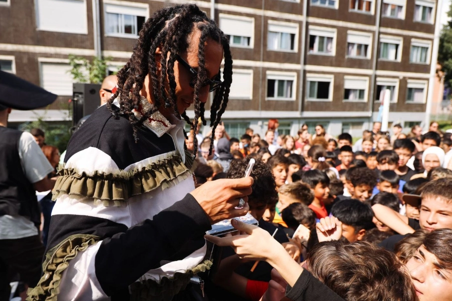 Ghali firma autografi ai ragazzi delle medie