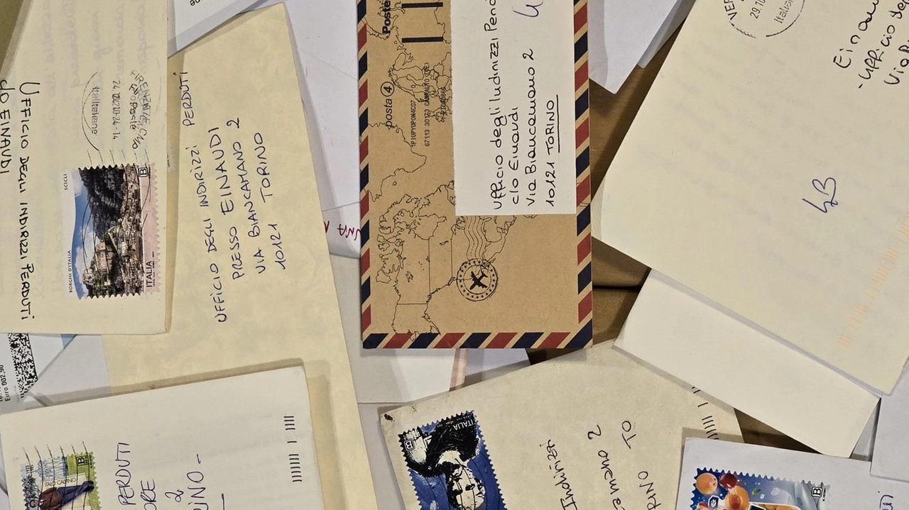 Nell'era digitale, il ritorno alla scrittura a mano diventa un gesto ponderato e significativo. Il libro "Tutti gli indirizzi perduti" di Laura Imai Messina esplora il valore delle lettere e il potere terapeutico della scrittura. Nell'era digitale, il ritorno alla scrittura a mano diventa un gesto ponderato e significativo. Il libro "Tutti gli indirizzi perduti" di Laura Imai Messina esplora il valore delle lettere e il potere terapeutico della scrittura.