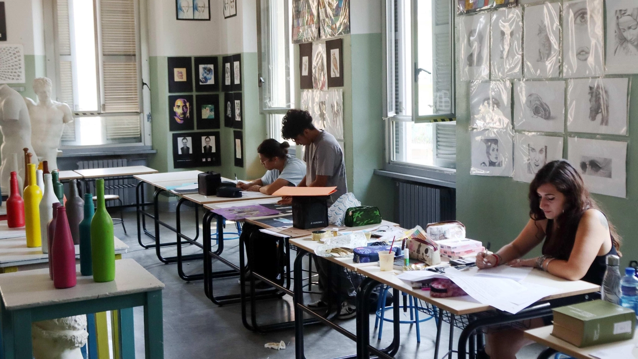 La nuova scuola è in cantiere, studenti e professori accolti dal liceo di via Prinetti. Dagli abiti d’oro da sogno ai video ispirati a Battiato: "Qui si ridisegna il futuro". La nuova scuola è in cantiere, studenti e professori accolti dal liceo di via Prinetti. Dagli abiti d’oro da sogno ai video ispirati a Battiato: "Qui si ridisegna il futuro".