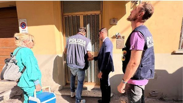 La Scientifica fuori dalla porta della casa dove è stata trovata morta la donna La Scientifica fuori dalla porta della casa dove è stata trovata morta la donna