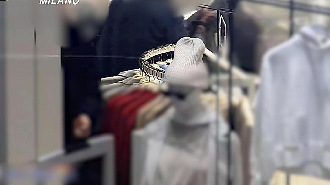 Hanno rubato decine di capi di abbigliamento nascondendoli dentro borse schermate realizzate artigianalmente. Il modus operandi era semplice: la... Hanno rubato decine di capi di abbigliamento nascondendoli dentro borse schermate realizzate artigianalmente. Il modus operandi era semplice: la...