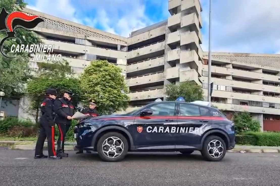 I carabinieri durante l'operazione