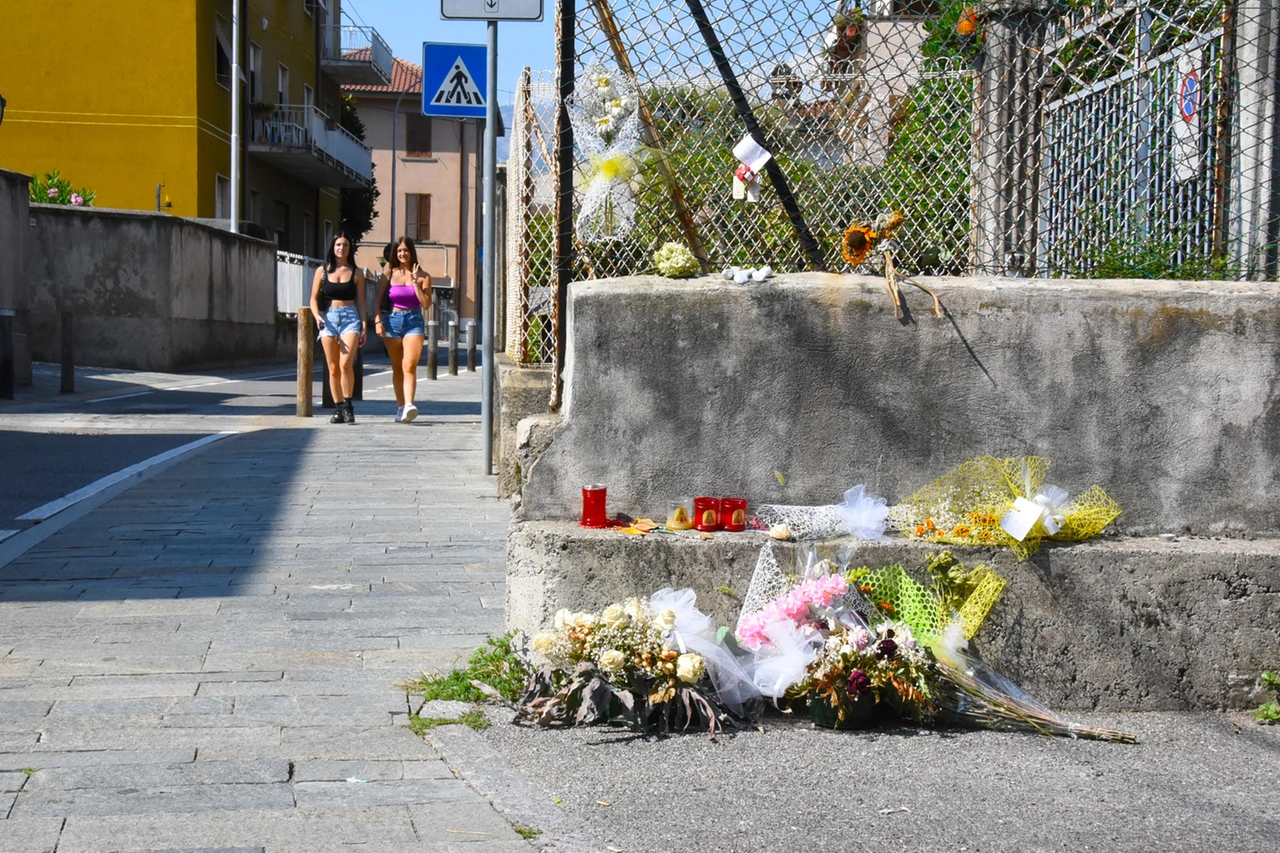 Il punto esatto dove Sharon si è accasciata dopo essere rimasta ferita (foto De Pascale)