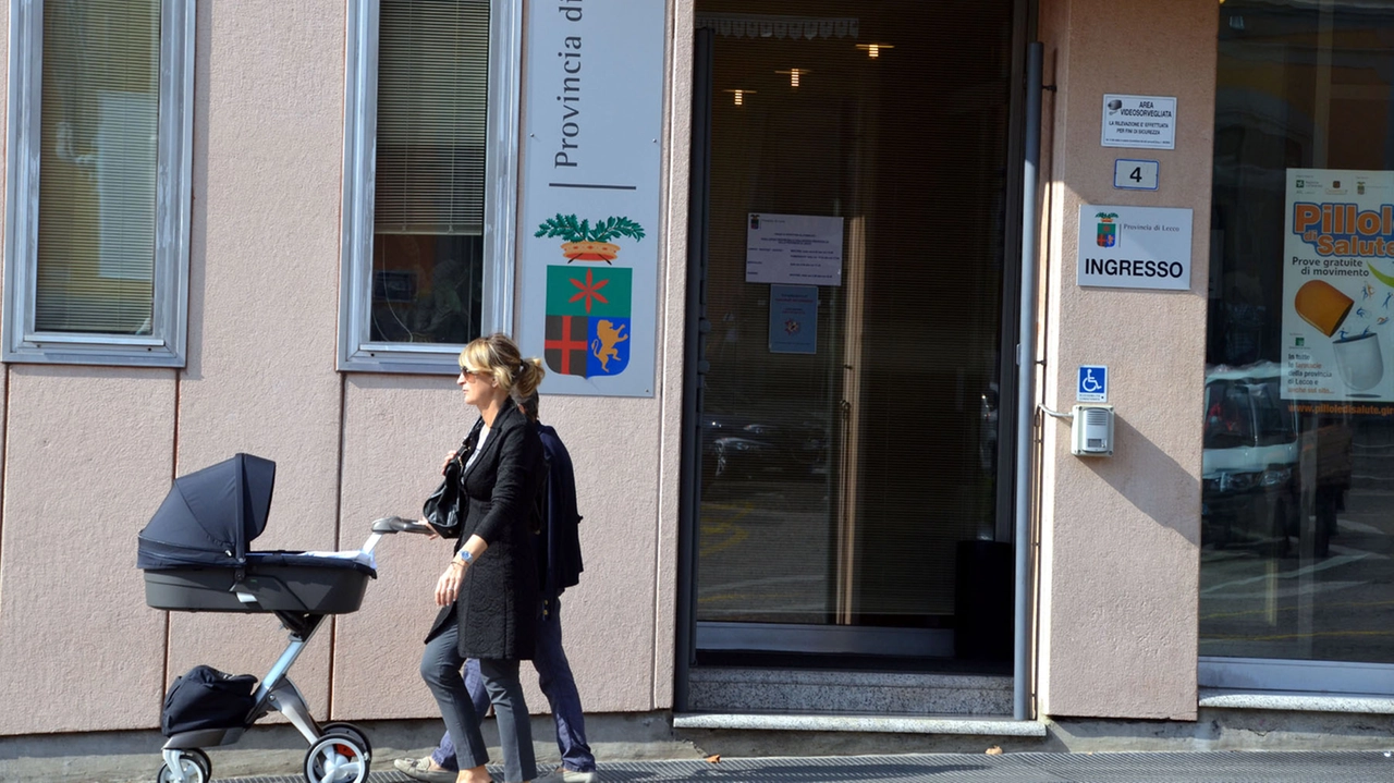 L’ingresso degli uffici provinciali in Villa Locatelli Per i prossimi sei mesi saranno trasferiti L’ingresso degli uffici provinciali in Villa Locatelli Per i prossimi sei mesi saranno trasferiti