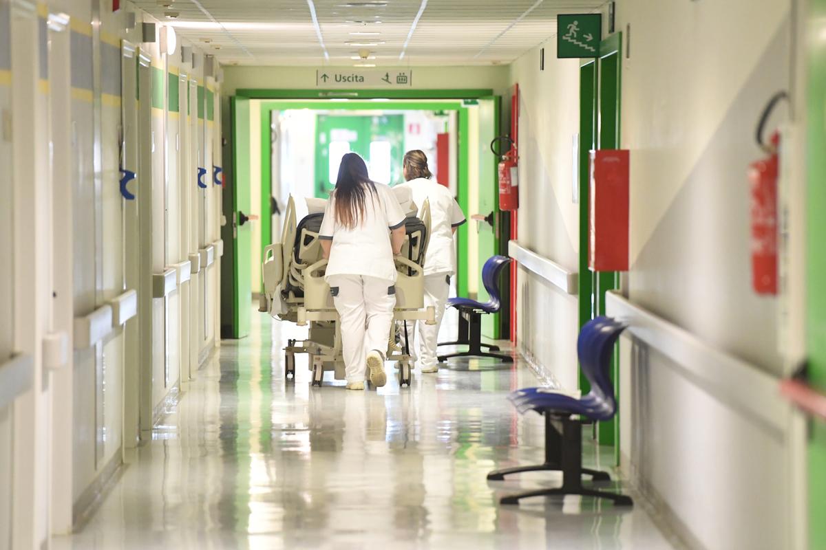 esine prende a calci e spintoni personale sanitario arrestato 59enne