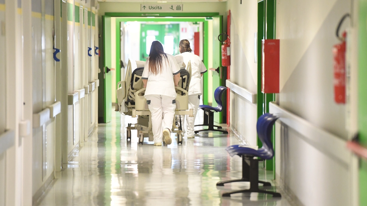 Una corsia di ospedale Una corsia di ospedale