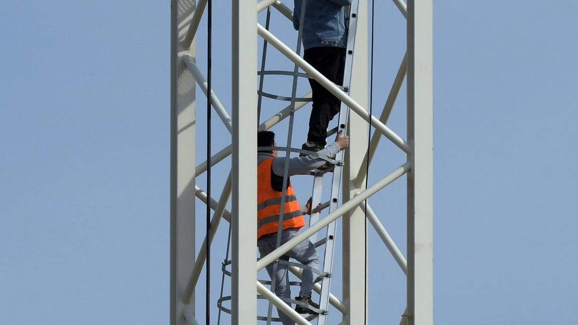Protesta ad alta quota: operai salgono sulla gru per rivendicare stipendi arretrati. Momenti di forte tensione nel cantiere edificatorio... Protesta ad alta quota: operai salgono sulla gru per rivendicare stipendi arretrati. Momenti di forte tensione nel cantiere edificatorio...