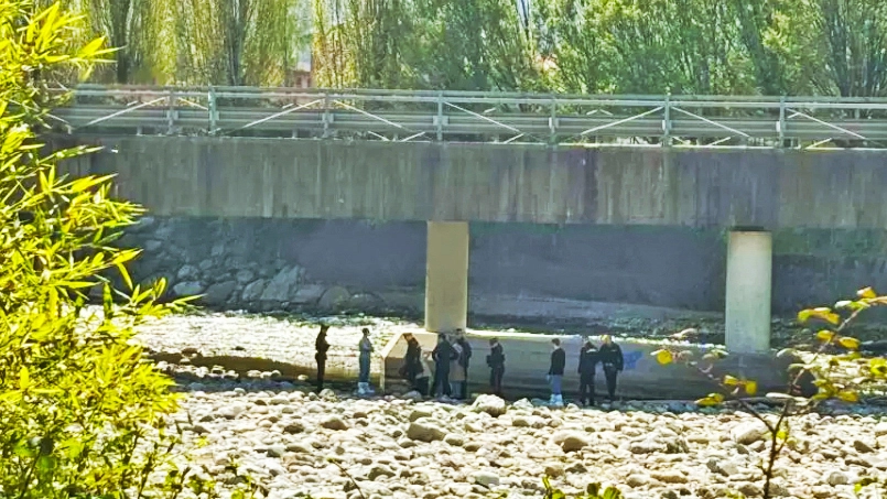 Una donna è stata trovata morta lungo il fiume Serio ad Alzano Lombardo (Bergamo): il sopralluogo degli inquirenti (foto De Pascale /Ansa)