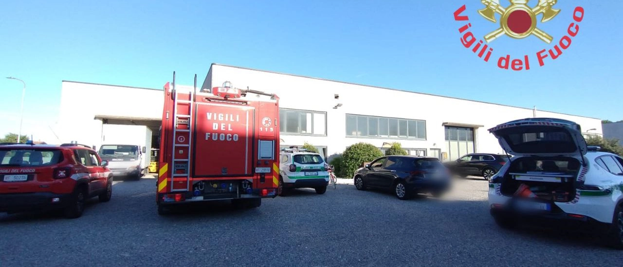 Travolto dal muletto in un mobilificio di Meda: morto un operaio di 48 anni