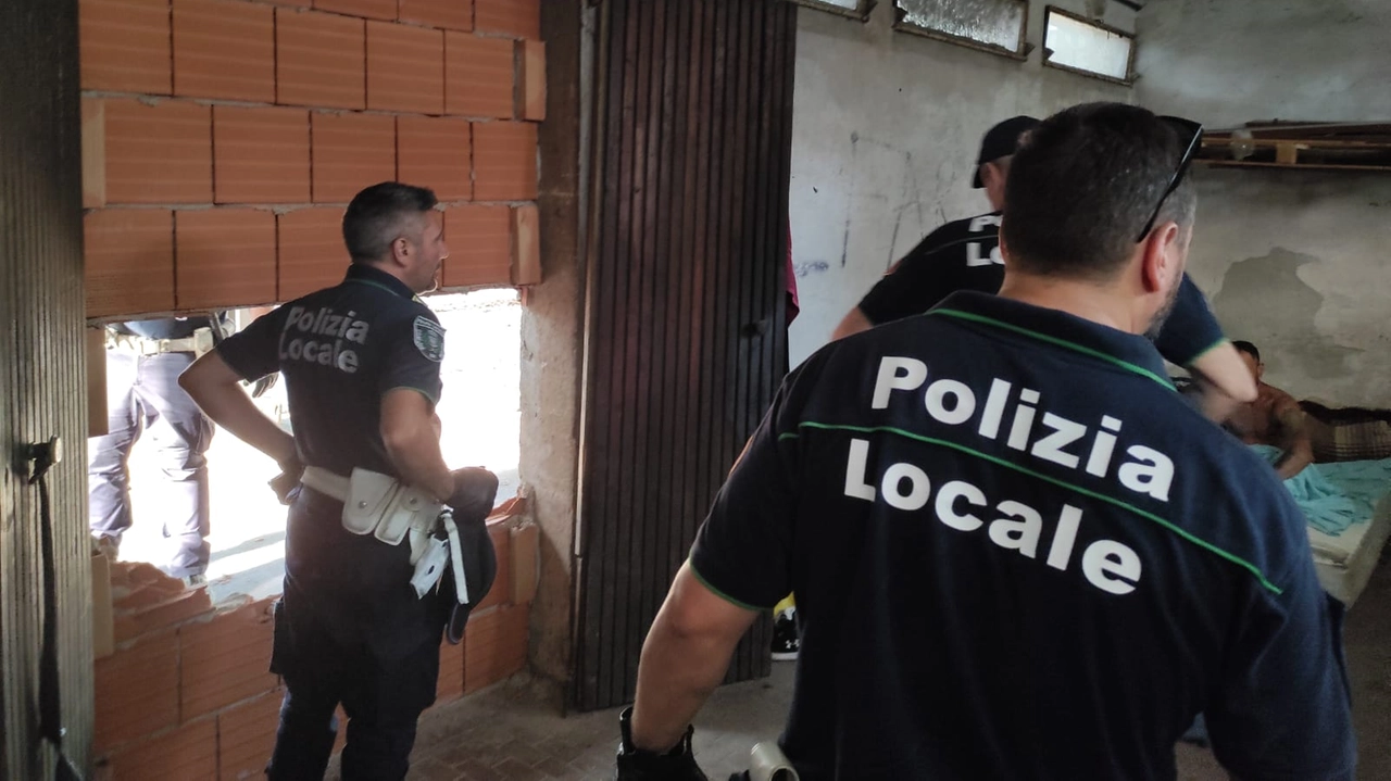 Lo sgombero nell'ex mercato coperto di via Procaccini da parte della locale, dov'è stato ritrovato l'uomo di 37 anni Lo sgombero nell'ex mercato coperto di via Procaccini da parte della locale, dov'è stato ritrovato l'uomo di 37 anni