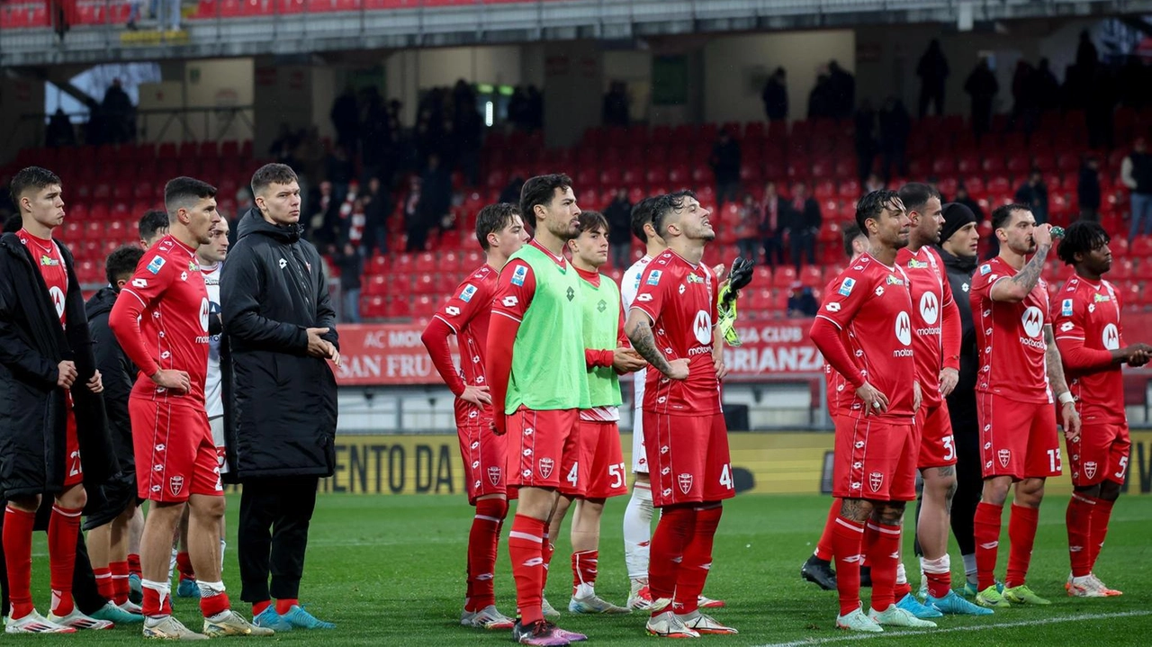 Biancorossi a testa bassa, contestati dai tifosi dopo il ko contro il Verona Biancorossi a testa bassa, contestati dai tifosi dopo il ko contro il Verona