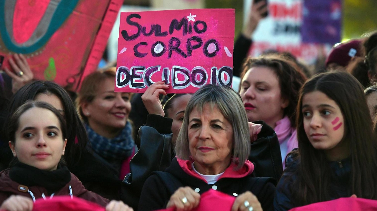 Corteo al femminile contro la violenza sulle donne (Archivio) Corteo al femminile contro la violenza sulle donne (Archivio)
