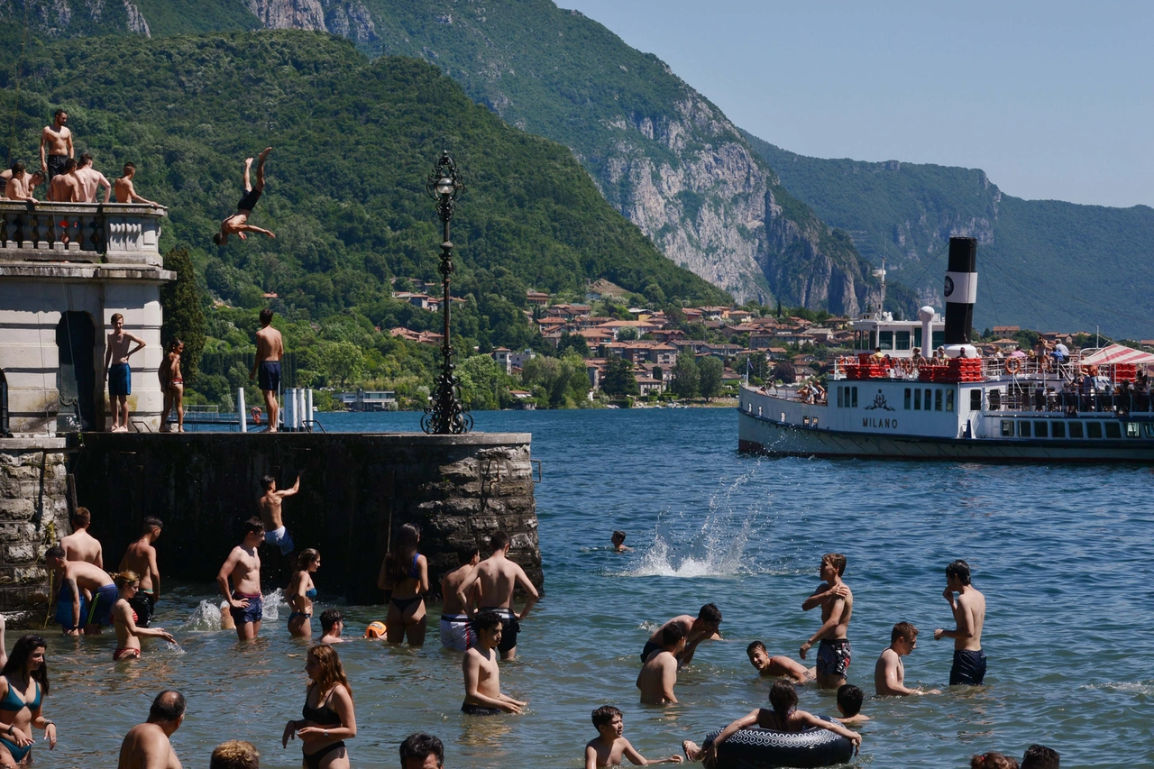 Laghi lombardi presi d'assalto, per chi non può andare al mare in Liguria ed è in cerca di un po' di refrigerio non lontano da casa: qui siamo a Mandello del Lario sul lago di Como