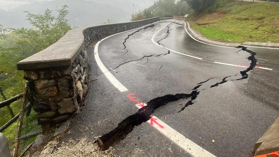 La strada che porta a Orezzo sta lentamente scivolando a valle La strada che porta a Orezzo sta lentamente scivolando a valle
