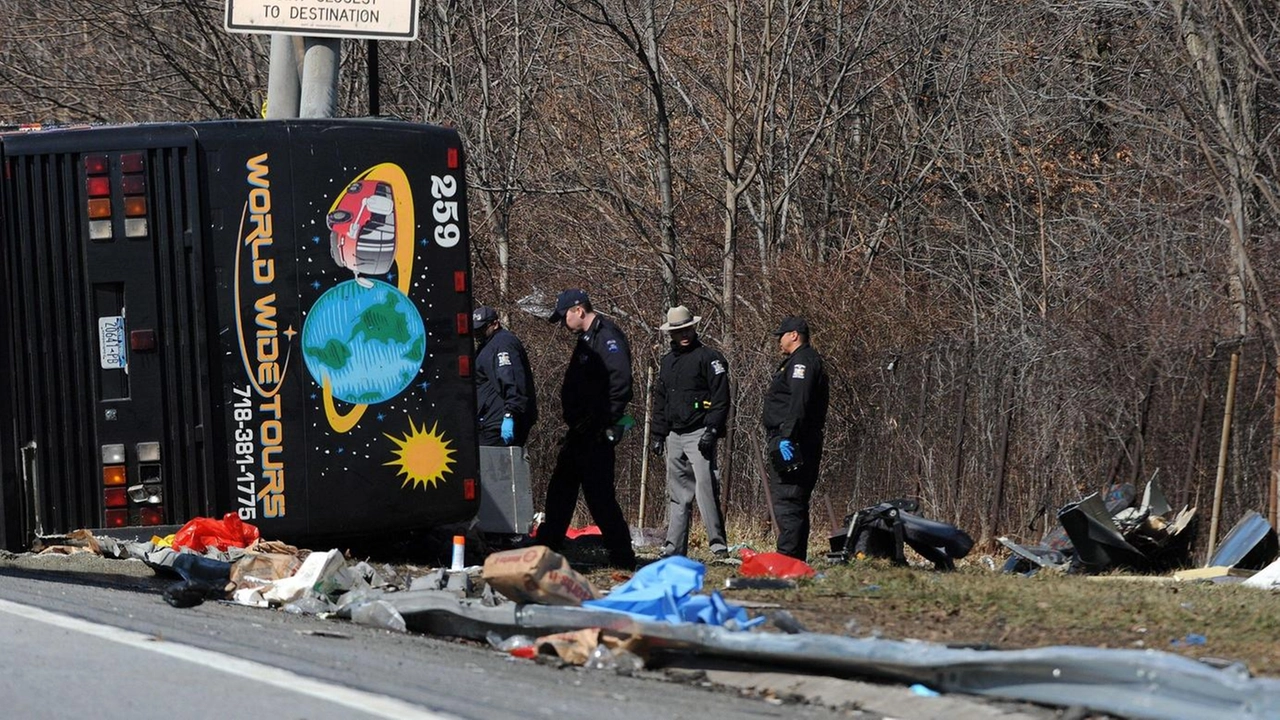 Afferma la polizia, a bordo c'erano 54 persone Afferma la polizia, a bordo c'erano 54 persone
