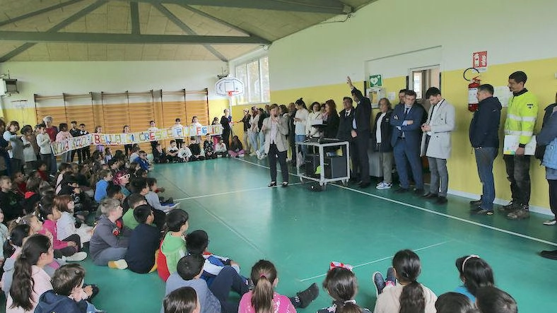 La cerimonia per la conclusione dell’intervento nella scuola Anzani di via Correggio La cerimonia per la conclusione dell’intervento nella scuola Anzani di via Correggio