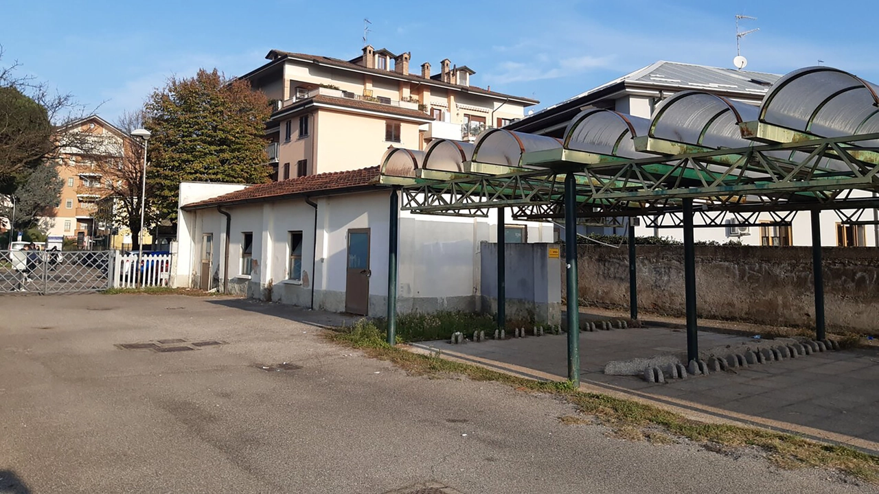 L’area del deposito coperto delle biciclette sarà demolita. Per venire incontro alle esigenze dei ciclisti quattro rastrelliere saranno installate in piazza XXV Aprile