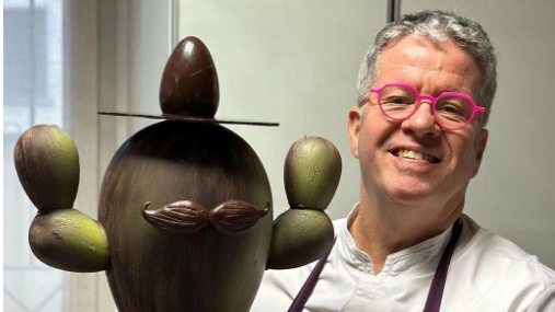 Ernst Knam con il suo uovo di cioccolato "Kaktus"