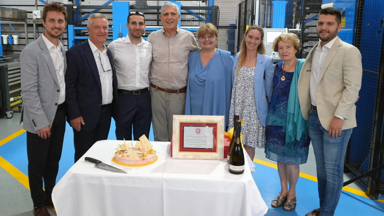 L’azienda di carpenteria metallica Resteghini compie 70 anni di attività e ha circa 30 dipendenti. Lo speciale compleanno festeggiato con il sindaco Stefano Ventura
