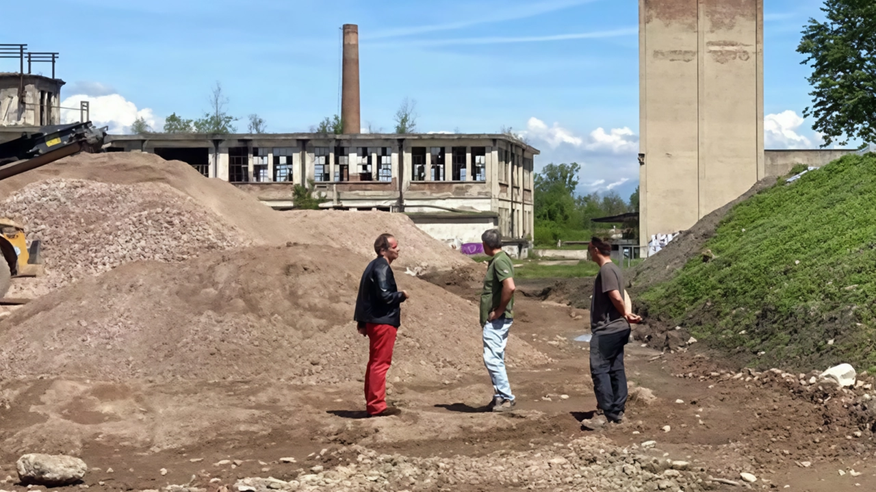Rimozione degli edifici fatiscenti e pulizia dell’area da detriti e vegetazione, la riqualificazione dell’ex linificio ha raggiunto un livello avanzato... Rimozione degli edifici fatiscenti e pulizia dell’area da detriti e vegetazione, la riqualificazione dell’ex linificio ha raggiunto un livello avanzato...