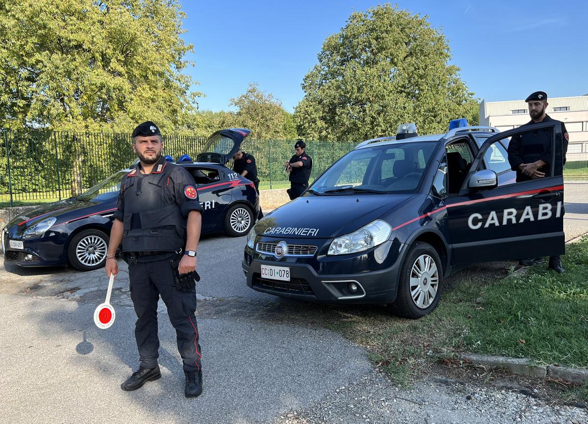 “Ho dimenticato la patente a casa”. I carabinieri lo accompagnano ma all’ingresso sentono odore di marijuana: 25enne arrestato per spaccio “Ho dimenticato la patente a casa”. I carabinieri lo accompagnano ma all’ingresso sentono odore di marijuana: 25enne arrestato per spaccio