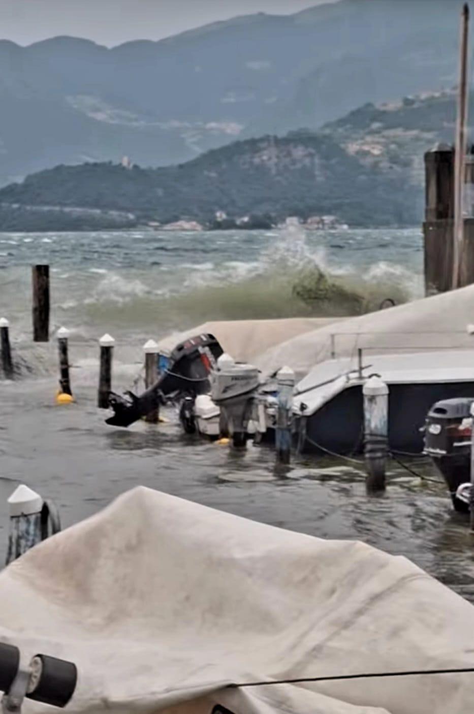 Lago d’Iseo colpito dalla bufera: barche alla deriva e alberi caduti Lago d’Iseo colpito dalla bufera: barche alla deriva e alberi caduti