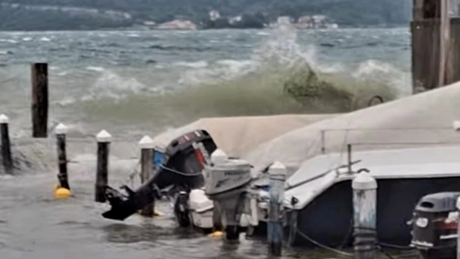 Le onde del lago che è straripato per il maltempo