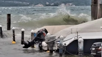 Lago d’Iseo colpito dalla bufera: barche alla deriva e alberi caduti