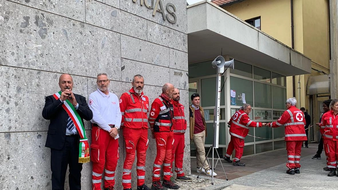 Segreteria per ticket, sussidi, servizi infermieristici e accompagnamento alle visite a cura dei volontari della Cri Segreteria per ticket, sussidi, servizi infermieristici e accompagnamento alle visite a cura dei volontari della Cri