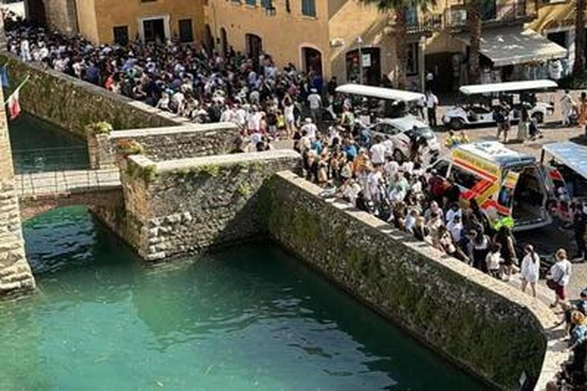 Una ressa inimmaginabile per le strade del borgo di Sirmione