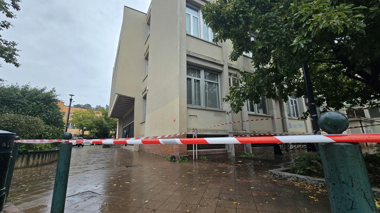 Il perimetro attorno alla scuola è stato transennato Il perimetro attorno alla scuola è stato transennato