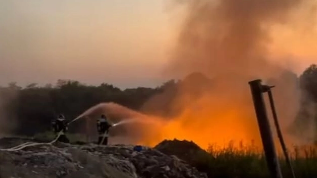 I vigili del fuoco al lavoro per spegnere l'incendio nella discarica I vigili del fuoco al lavoro per spegnere l'incendio nella discarica