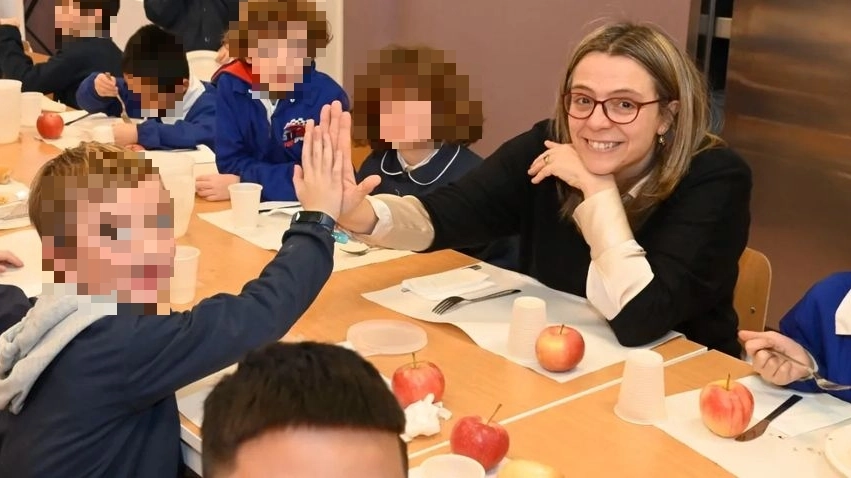 La vicesindaca Anna Scavuzzo durante la visita in una mensa scolastica l'8 febbraio 2024