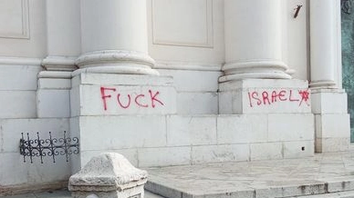 Le scritte anti-semite comparse sulle colonne in marmo del Duomo Le scritte anti-semite comparse sulle colonne in marmo del Duomo