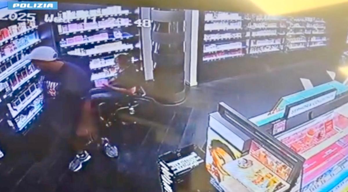 como sedia a rotelle e zaino schermato per rubare profumi costosi arrestata la strana coppia