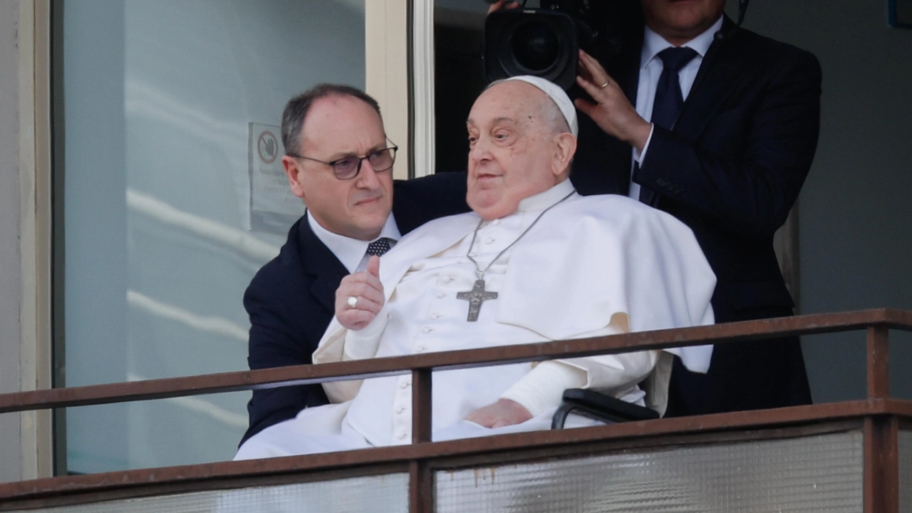 ++ Il Papa si affaccia dal Gemelli ++