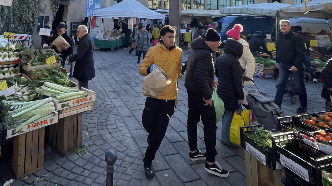 Dopo sei mesi di cantiere per sistemare la pavimentazione dissestata il mercato torna in centro. Manca solo la decisione sul futuro parcheggio. Dopo sei mesi di cantiere per sistemare la pavimentazione dissestata il mercato torna in centro. Manca solo la decisione sul futuro parcheggio.