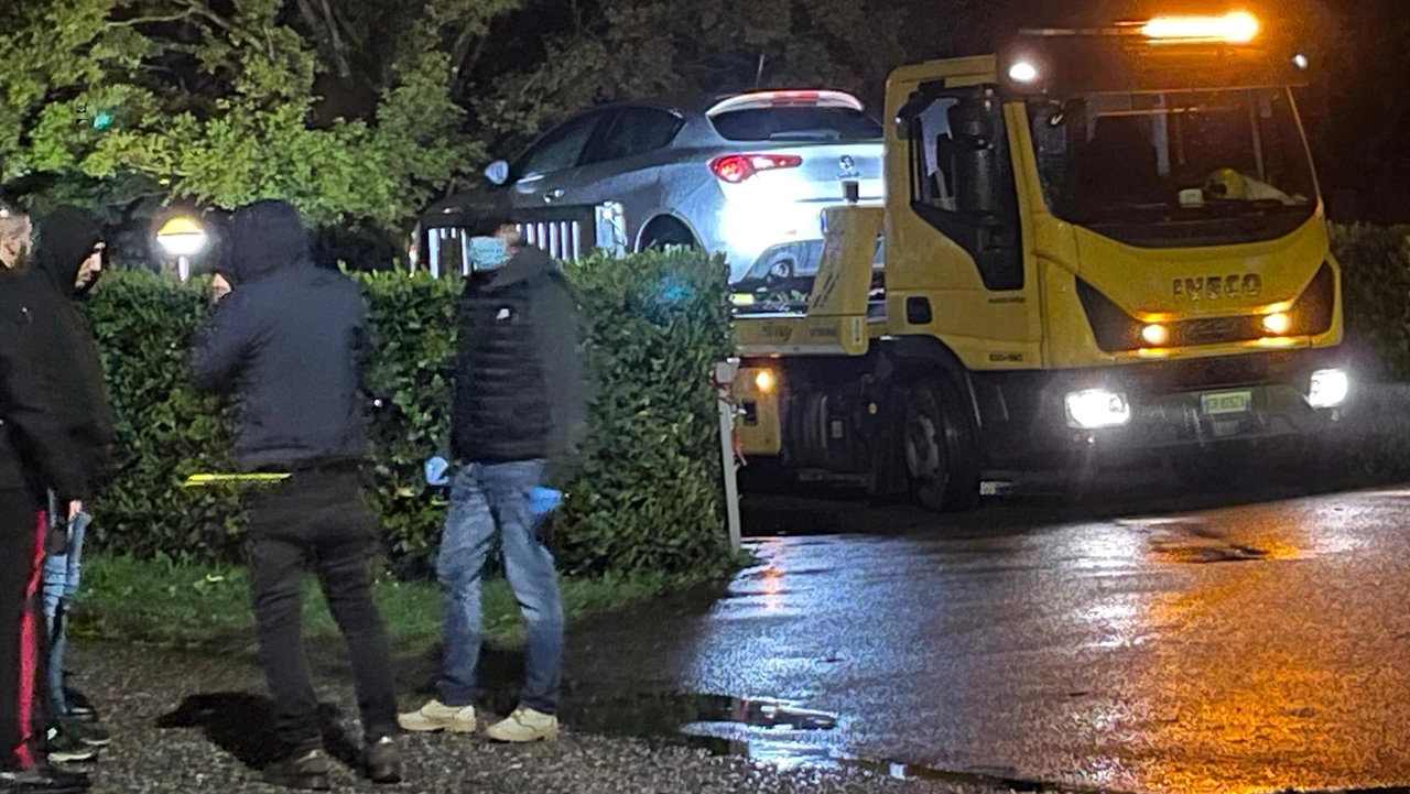 L'auto nei pressi della quale si è verificato l'agguato fatale a Teresa Stabile, portata via dopo i rilievi (Puricelli)