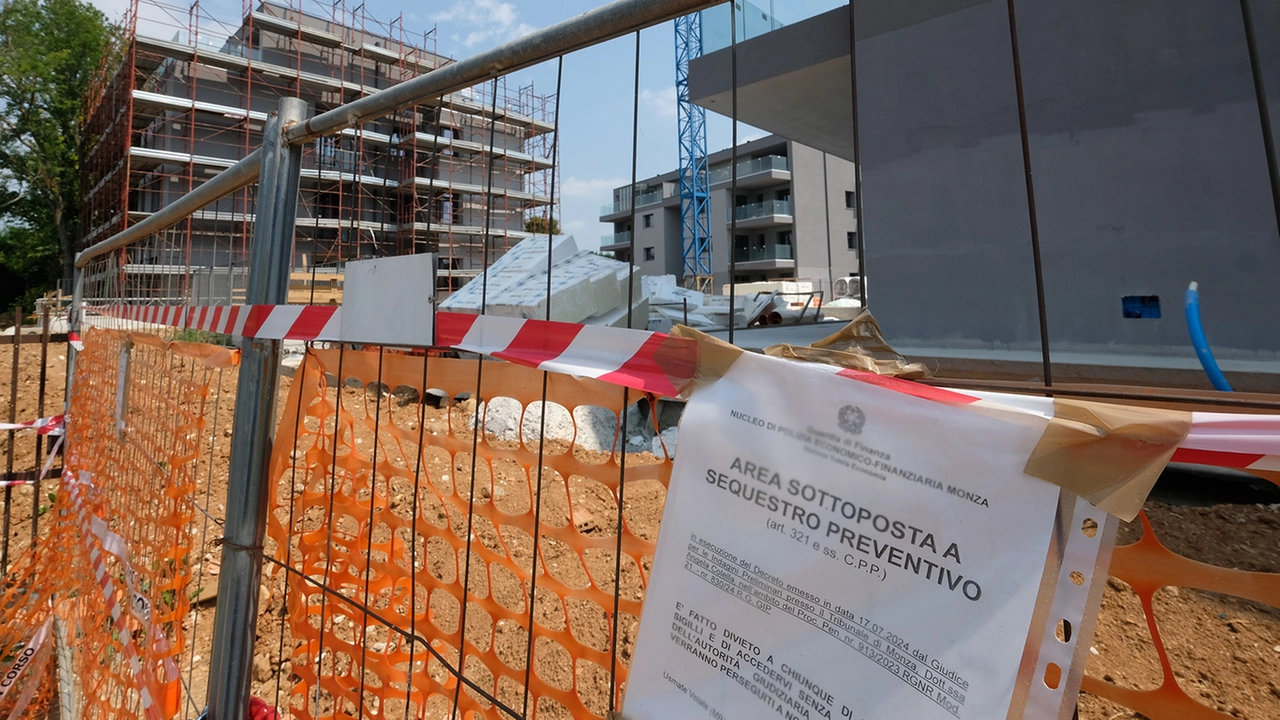 Il cantiere del complesso residenziale Verde Manara di via Villaggio dei Pini del costruttore Alberto Riva è stato posto sotto sequestro e i 24 promissari acquirenti degli appartamenti si sono costituiti parte civile
