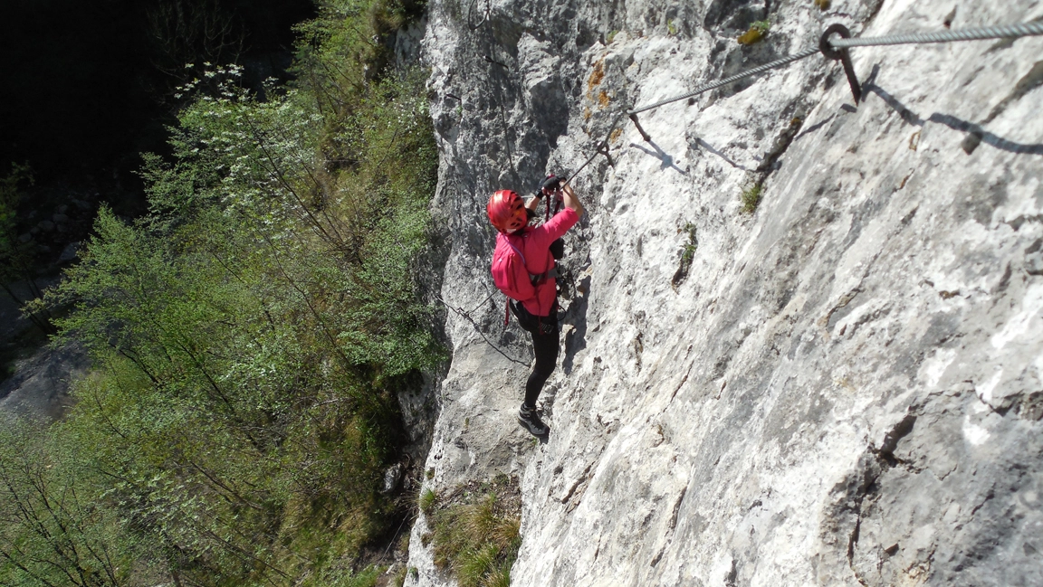 Una via ferrata è un percorso di montagna attrezzato con cavi, scale e ancoraggi metallici, che consente agli escursionisti di attraversare tratti di roccia esposti in maggiore sicurezza (foto di repertorio) Una via ferrata è un percorso di montagna attrezzato con cavi, scale e ancoraggi metallici, che consente agli escursionisti di attraversare tratti di roccia esposti in maggiore sicurezza (foto di repertorio)