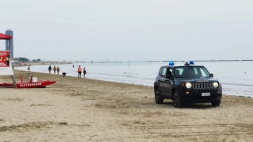 Il padre perde le staffe, sberle al figlio di 5 anni che si era smarrito in spiaggia