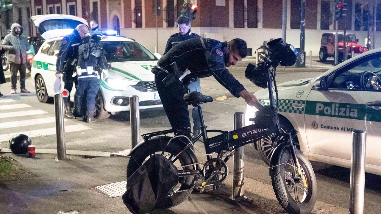 Un’auto ha travolto il ciclofattorino in via Cadore. Indagine dei ghisa: uno dei mezzi è passato col rosso Un’auto ha travolto il ciclofattorino in via Cadore. Indagine dei ghisa: uno dei mezzi è passato col rosso