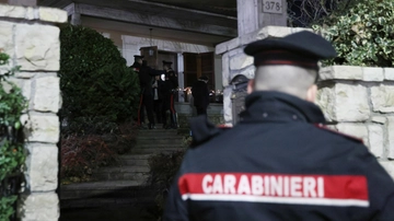 Bimba di 3 anni trova una pistola in giardino e spara un colpo: è in coma