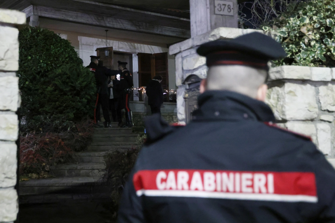 I carabinieri fuori dall'abitazione dove abita la famiglia della bimba rimasta ferita (Venezia)