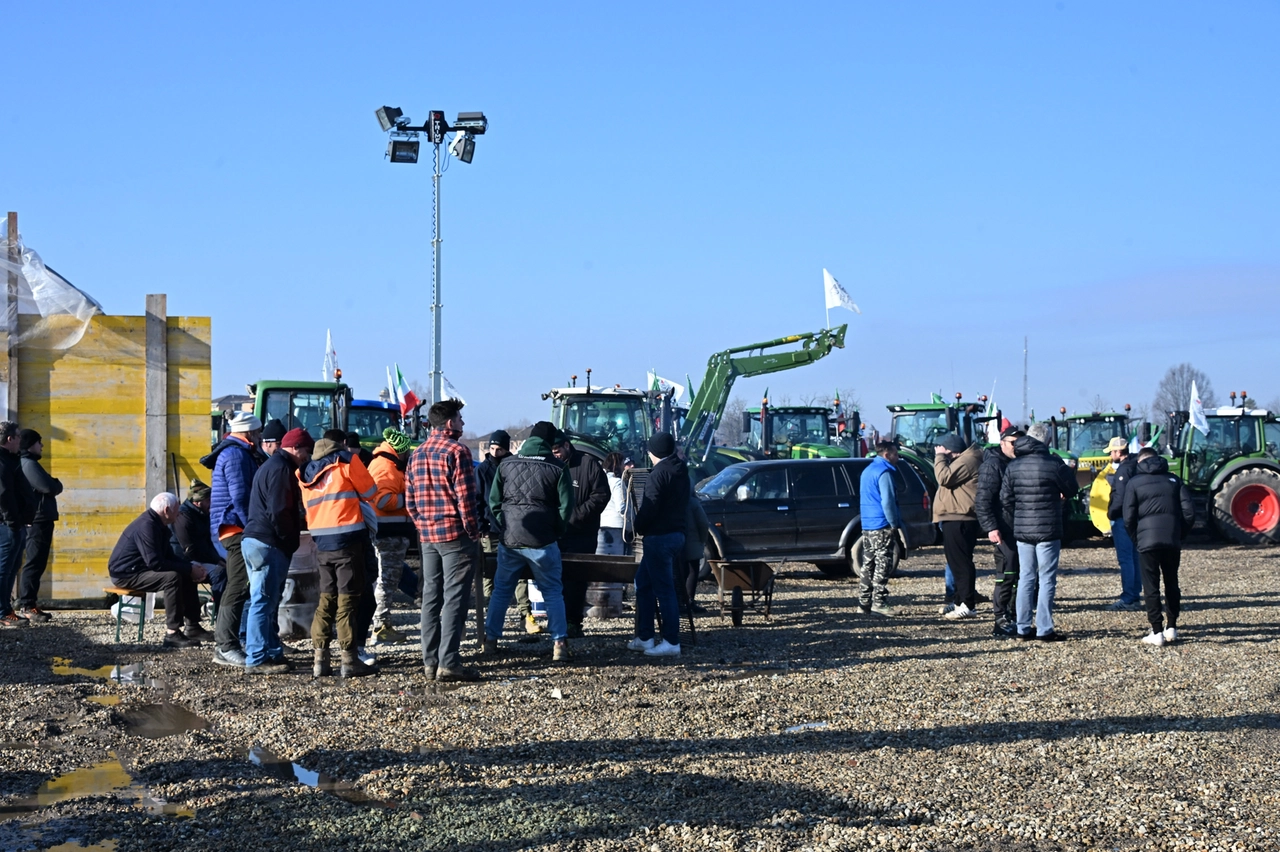 Il presidio degli agricoltori nel piazzale vicino al Mc Donald's di Binasco, vicino al casello autostradale della Milano-Genova