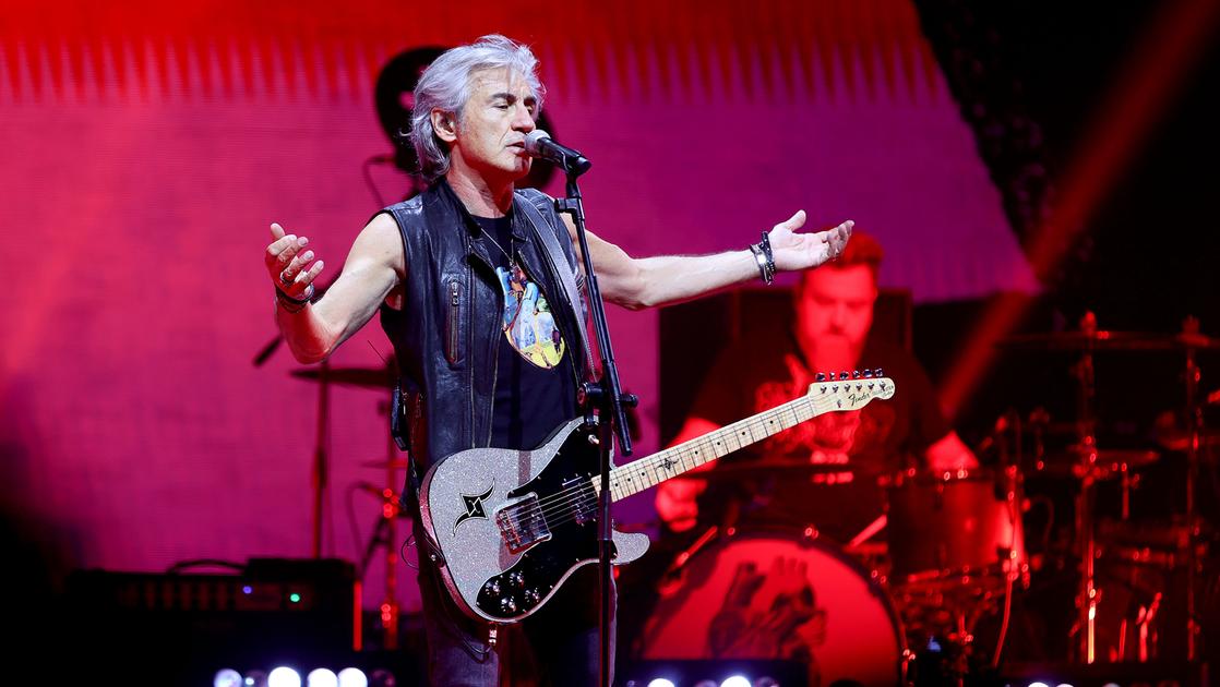 Ligabue in tour nei teatri lombardi. Alla batteria il figlio Lenny: “Che sintonia sul palco” Ligabue in tour nei teatri lombardi. Alla batteria il figlio Lenny: “Che sintonia sul palco”