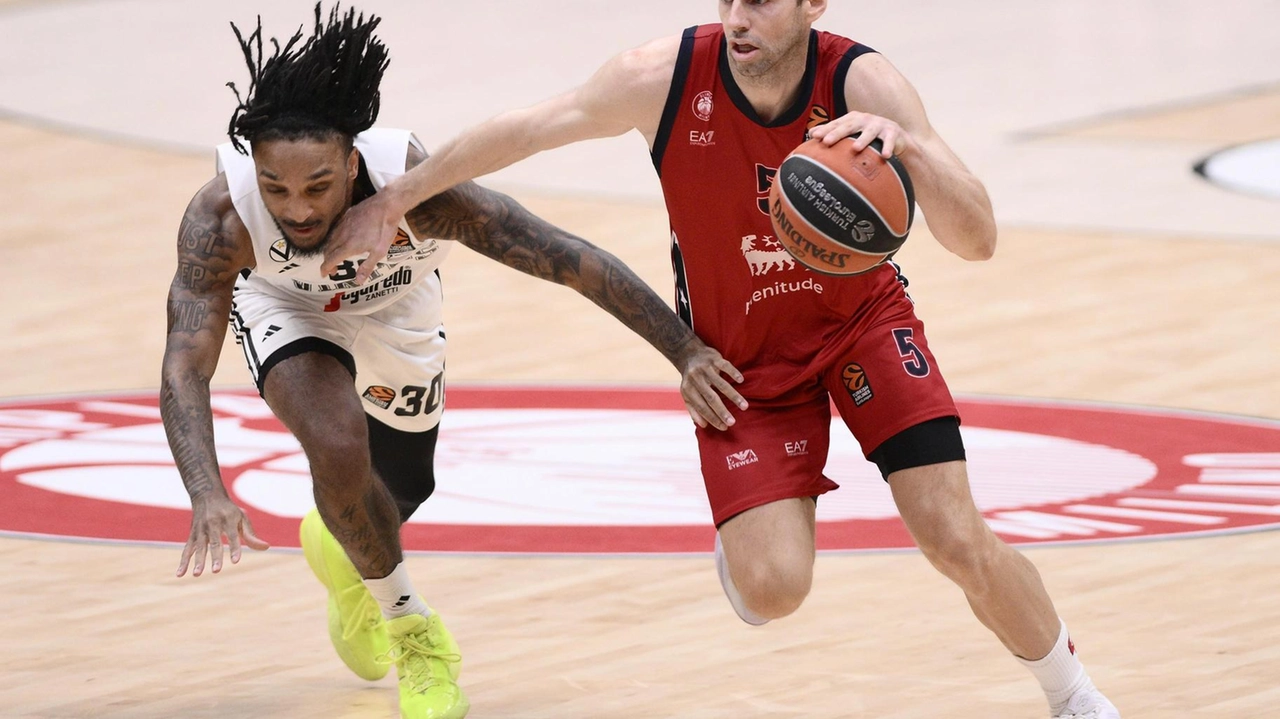 Fabien Caseur (37 anni, Olimpia) in un duello con Matt Morgan (26 anni, Bologna) Fabien Caseur (37 anni, Olimpia) in un duello con Matt Morgan (26 anni, Bologna)